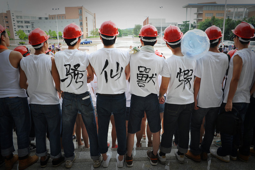 5月3日下午，广东外语外贸大学，“社会主义新民工”主题毕业照活动现场。 CFP_大学生拍“农民工版”毕业照