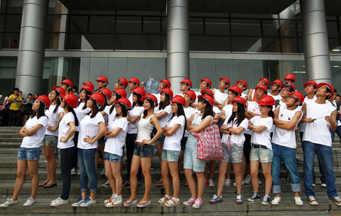 5月3日下午，广东外语外贸大学，“社会主义新民工”主题毕业照活动现场。 广州日报苏俊杰 黄澄锋/CFP