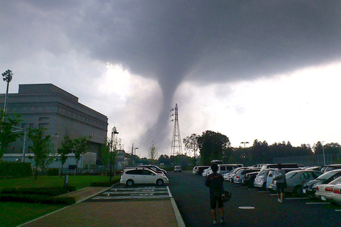 龙卷风突袭日本关东 1死30多伤