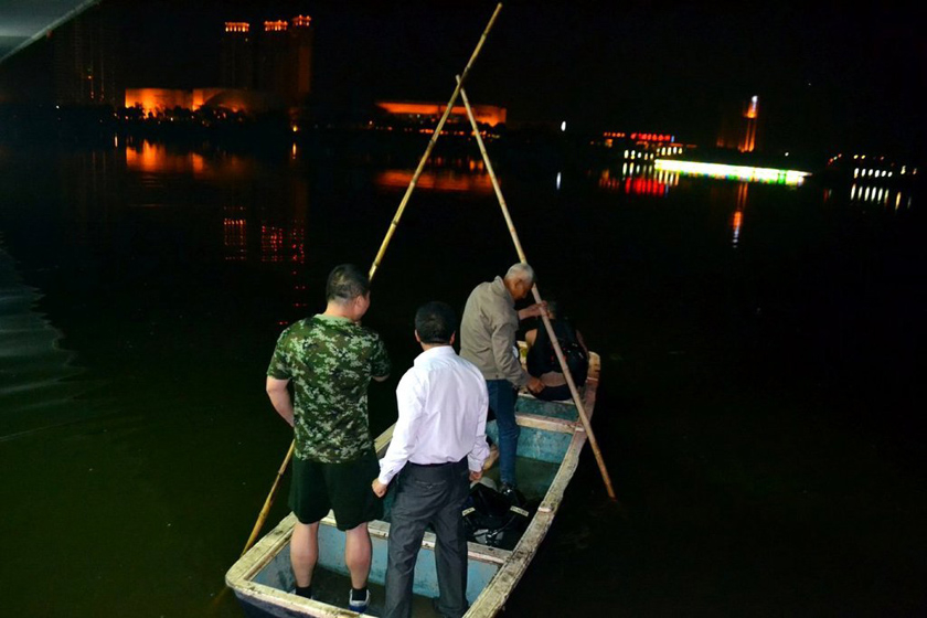 5月6日，江苏扬州，相关人员正在打捞尸体。 徐海风 孟德龙/东方IC_扬州一局长携女子跳湖身亡