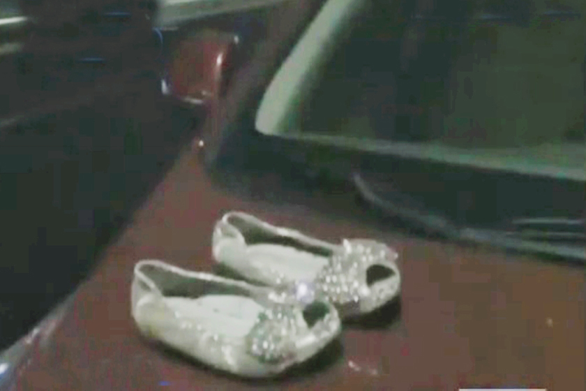 5月6日，江苏扬州，跳河女子的双鞋还放在自己的汽车上。 李根/CFP_扬州一局长携女子跳湖身亡