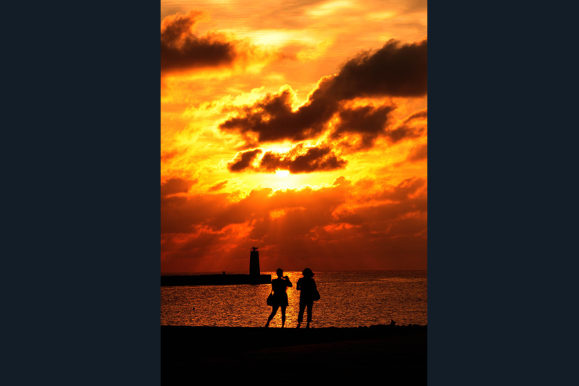 5月6日，南中国海，夕阳暮色下的西沙永兴岛。 侯建森/新华社_秀美的海疆 富饶的西沙