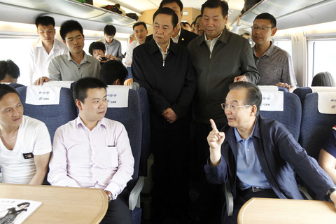 5月9日，温家宝总理乘坐高铁途中，与同车的旅客亲切交流，并谈论物价等民生热点问题。 张宇/中新社