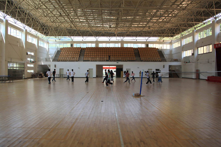 4月27日，云南麻栗坡民族中学的室内体育馆。 云友/CFP_云南贫困县3亿建“大学城”