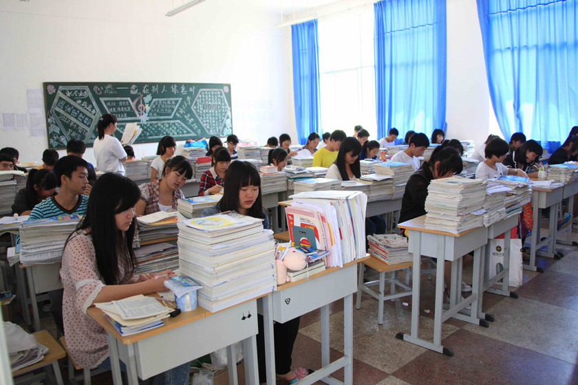 4月27日，云南麻栗坡民族中学的教室。 云友/CFP_云南贫困县3亿建“大学城”