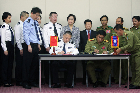 2012年5月10日，被中老警方联手抓获的湄公河流域“金三角”地区特大武装贩毒集团首犯糯康正式依法移交给中国警方，乘中方派出的包机押解到中国。有证据证明，糯康及其骨干成员与泰国个别不法军人勾结策划、分工实施了造成13名中国船员在湄公河泰国水域被枪杀的“10-5”湄公河惨案。