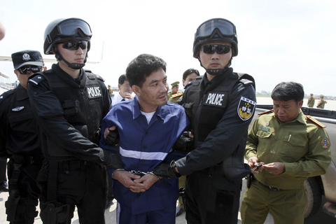 2012年5月10日，被中老警方联手抓获的湄公河流域“金三角”地区特大武装贩毒集团首犯糯康正式依法移交给中国警方，乘中方派出的包机押解到中国。有证据证明，糯康及其骨干成员与泰国个别不法军人勾结策划、分工实施了造成13名中国船员在湄公河泰国水域被枪杀的“10-5”湄公河惨案。