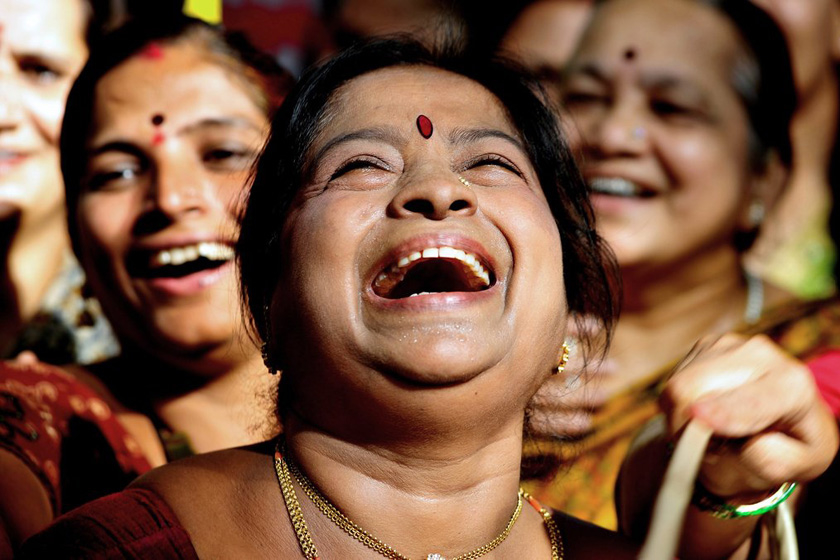 2012年5月6日，印度班加罗尔，多个大笑俱乐部成员参加“世界大笑日”集会。 CFP_财新每周图片(2012.5.5-5.11) 