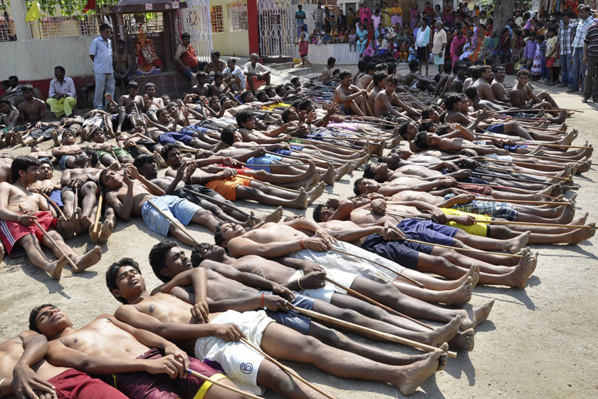 2012年5月6日，印度兰契，人们在湿婆帕瓦蒂神庙举行祈雨仪式。 REUTERS/Rajesh Kumar_财新每周图片(2012.5.5-5.11) 