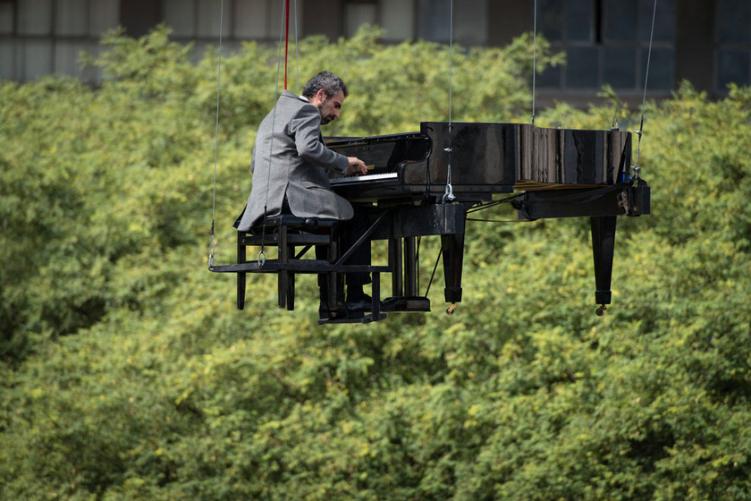 2012年5月6日，圣保罗，巴西钢琴家里卡多·德卡斯特罗·蒙泰罗悬吊在半空中表演弹琴。当日，巴西圣保罗举行一年一度的“文化急转弯”盛会。 YASUYOSHI CHIBA/东方IC_财新每周图片(2012.5.5-5.11) 