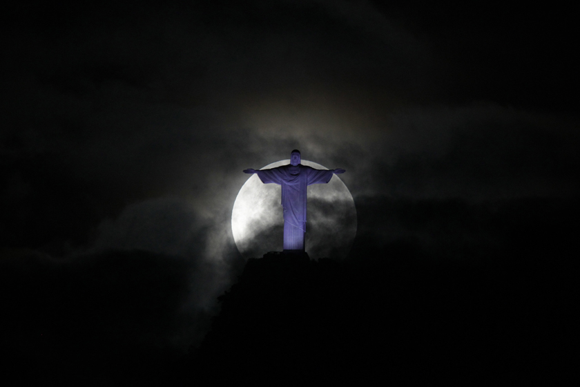 2012年5月6日，巴西里约热内卢，耶稣像上空的“超级月亮”美景。 REUTERS/Ricardo Moraes_财新每周图片(2012.5.5-5.11) 