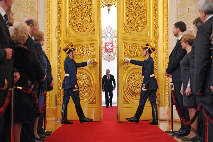 2012年5月7日，莫斯科，俄罗斯总统普京步入克里姆林宫安德烈耶夫斯基大厅参加就职典礼。普京由此成为俄罗斯历史上第一位三次入主克里姆林宫的总统。 ALEXEY DRUZHININ/东方IC_财新每周图片(2012.5.5-5.11) 