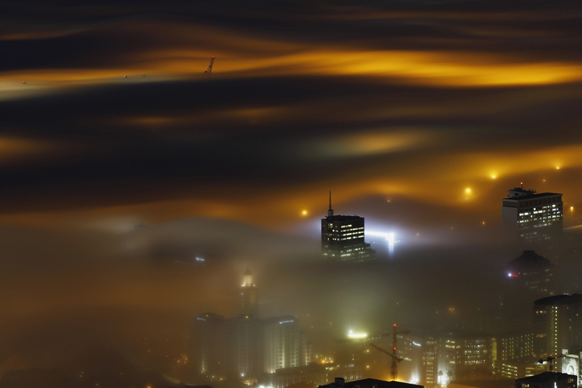 2012年5月8日，南非开普敦，长时间曝光拍摄的城市雾景。 REUTERS/Mike Hutchings_财新每周图片(2012.5.5-5.11) 