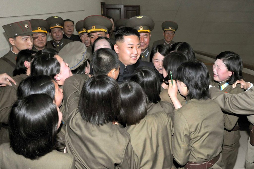朝中社2012年5月5日发布的照片显示，朝鲜领导人金正恩在视察朝鲜人民军航空与防空军指挥部时与战士们合影留念，女兵们在见到金正恩后激动得泣不成声。 东方IC_财新每周图片(2012.5.5-5.11) 