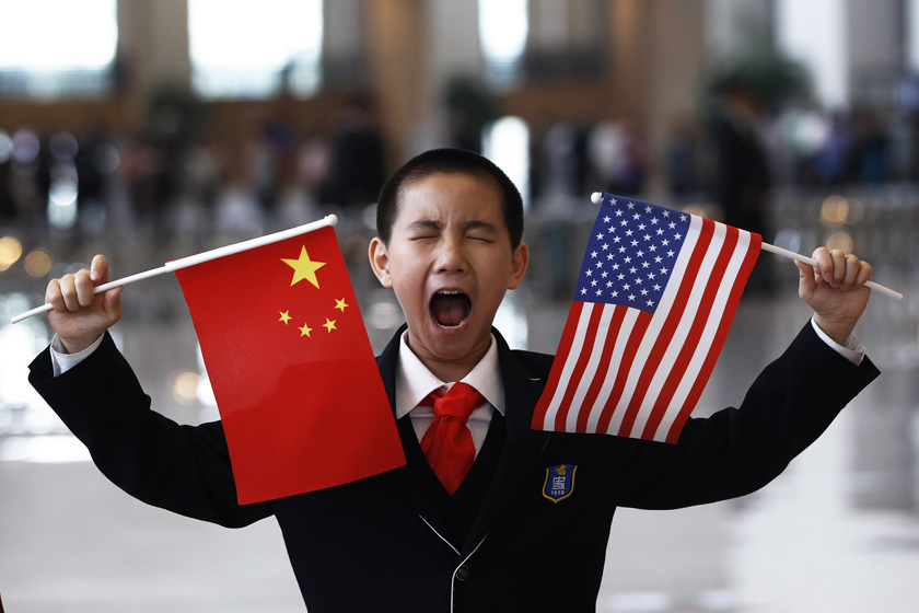 2012年5月4日，北京，一个男孩在国家博物馆等待迎接美国国务卿希拉里。 REUTERS/Shannon Stapleton_财新每周图片(2012.5.5-5.11) 