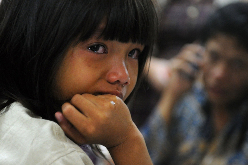 2012年5月10日，印尼雅加达，六岁的奥利维亚在和家人一起等待她父亲的消息时哭泣。奥利维亚的父亲是坠毁的俄罗斯苏霍伊超级100型支线客机上的一名乘客。 ROMEO GACAD/东方IC_财新每周图片(2012.5.5-5.11) 