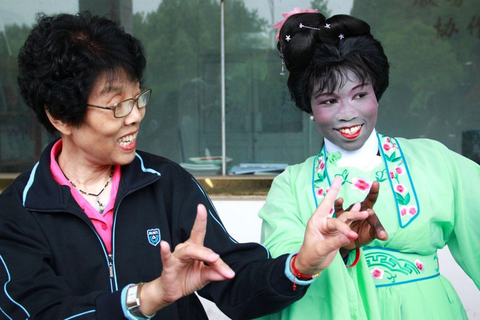 非洲留学生穿上戏服学越剧