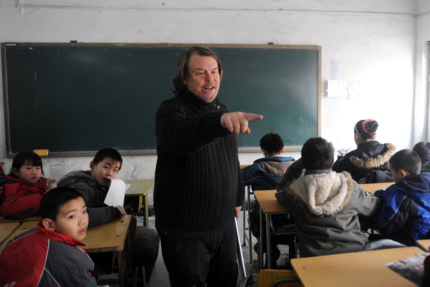 2011年12月27日，北京市海淀区风华爱心希望小学，支教志愿者美国人李驰正在给孩子们上课。 新京报杨杰/CFP_特辑：老外在北京