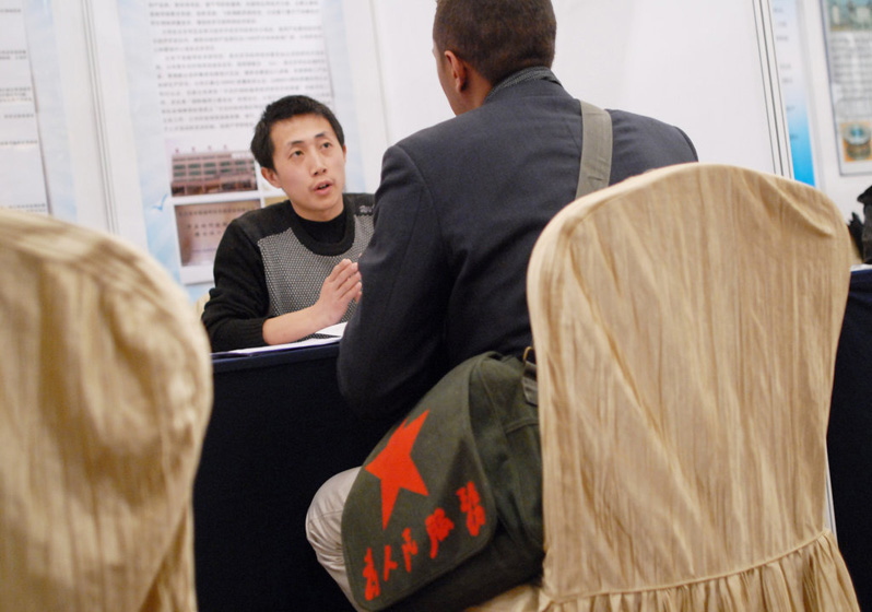 2012年4月7日，北京，一个老外在外国人才招聘会上求职。 麦田/CFP_特辑：老外在北京