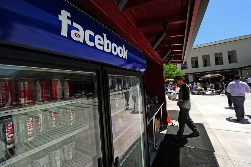 5月15日，一个冷饮柜上印着Facebook标识。 ROBYN BECK/东方IC_探访Facebook新总部