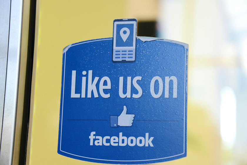 5月15日，Facebook新总部一扇门上的“Like”标识。 ROBYN BECK/东方IC_探访Facebook新总部
