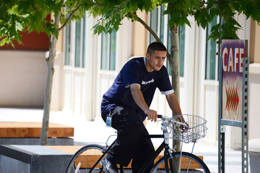 5月15日，一名员工在Facebook新总部园区内骑着公司提供的自行车。 ROBYN BECK/东方IC_探访Facebook新总部