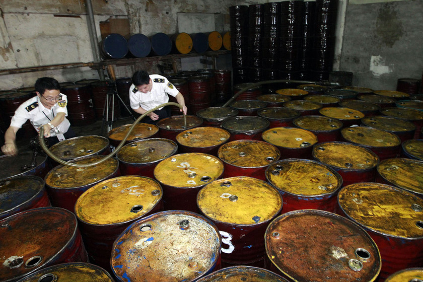 5月16日，执法人员在中山市沙朗镇某农贸市场附近查封一批问题食用油。 谭庆驹/CFP_珠海中山查获24吨疑似地沟油