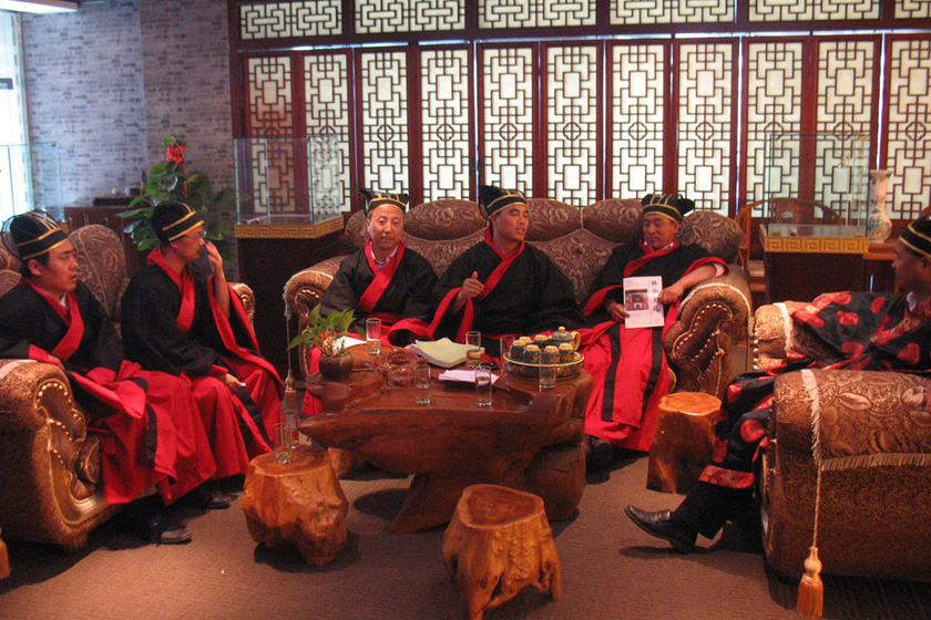 5月16日，几位自称是“唐宋八大家”后裔的人士身穿汉服，齐聚北京。 CFP_唐宋八大家“后人”齐聚一堂 筹备联谊会