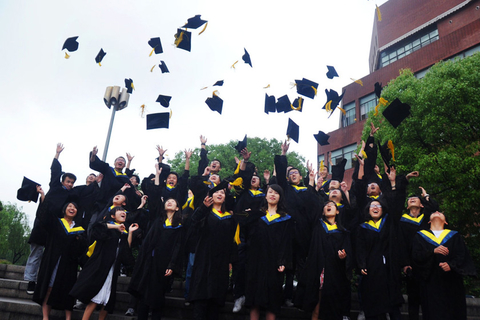 2011年6月16日，上海交通大学的校园里，一批应届毕业生穿戴着博士服，在校园里拍毕业照。 杨毅/CFP