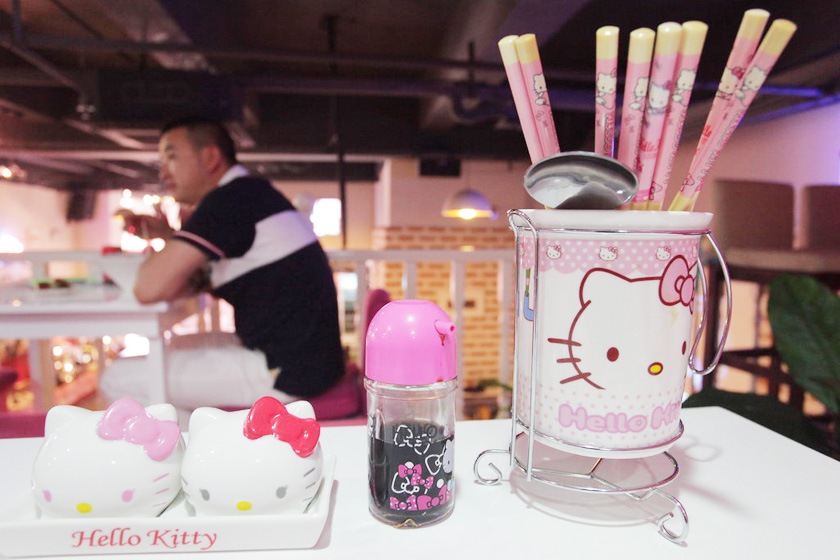 5月17日，西安首家Hello Kitty主题餐厅。 丁聘/CFP_西安首家Hello kitty餐厅受青睐