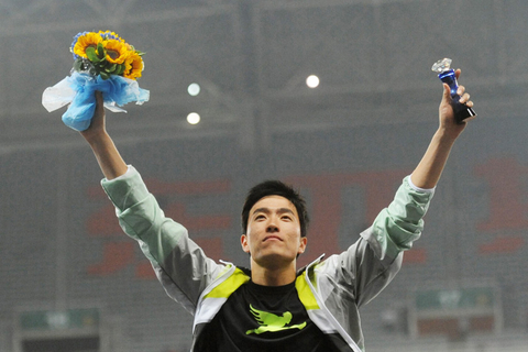 在5月19日晚举行的2012国际田联钻石联赛上海站男子110米栏比赛中，中国选手刘翔以12秒97的今年世界最好成绩夺冠。 CFP 