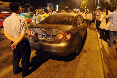5月19日，广西南宁，该女子驾驶这辆涉嫌套牌的小轿车连撞两车。 何云/CFP