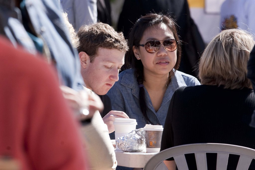 2011年2月27日，美国加州帕洛阿尔托，扎克伯格与女友普莉希拉·陈一起吃午餐。 CFP_扎克伯格与华裔女友结婚