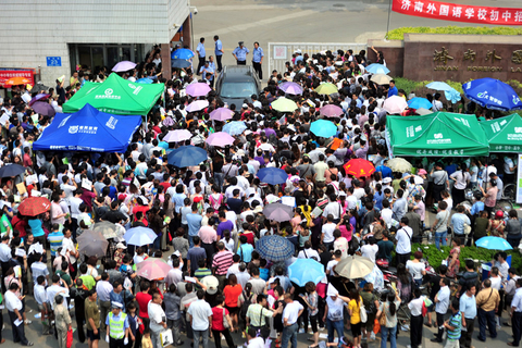 5月20日，济南外国语学校考场，众多陪考家长在校门外等待考生。 月月/CFP