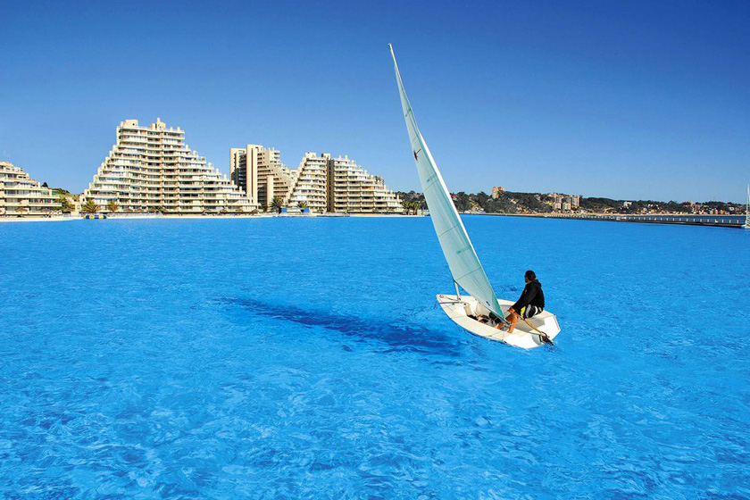 智利南部海滨旅游胜地阿尔加罗沃，世界上最大的游泳池。 CFP_世界最大游泳池 长度超过一公里