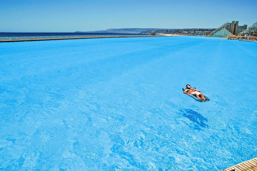 智利南部海滨旅游胜地阿尔加罗沃，世界上最大的游泳池。 CFP_世界最大游泳池 长度超过一公里