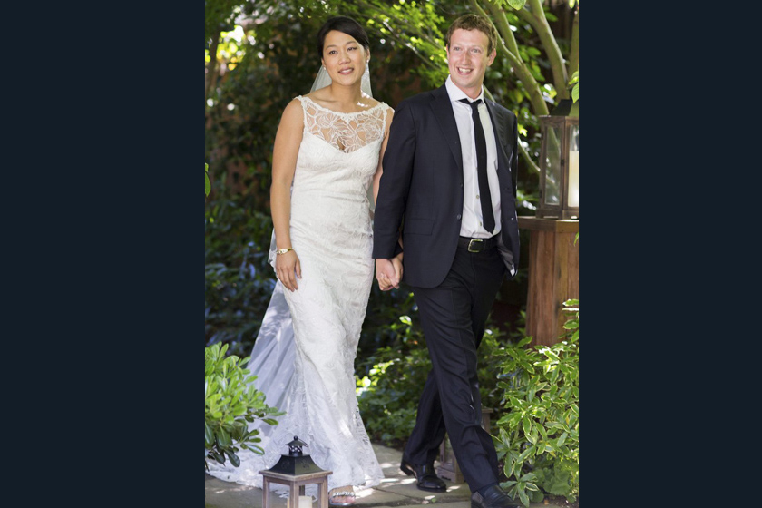 5月19日，Facebook发布的扎克伯格和新娘普莉希拉·陈在美国加利福尼亚家乡的婚礼照片。 CFP_扎克伯格与华裔女友结婚