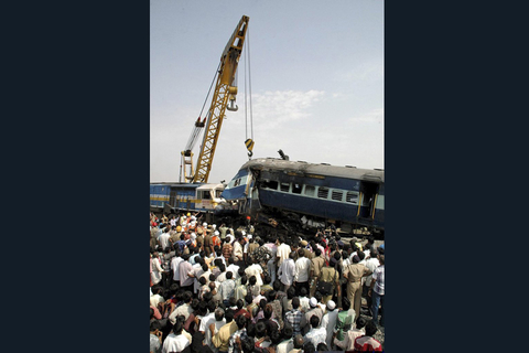 5月22日，印度班加罗尔，一列客车与一列停靠的货运火车发生相撞事故。 CFP