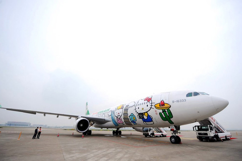 5月23日，上海虹桥机场，Hello Kitty彩绘机全景。  不语/东方IC