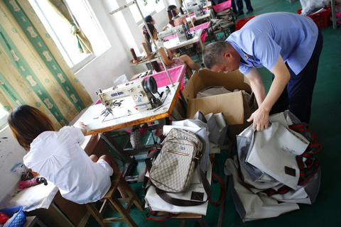 5月22日，广东惠州惠城区一家专门生产假国际名牌手袋的皮具加工厂被查。 东方IC