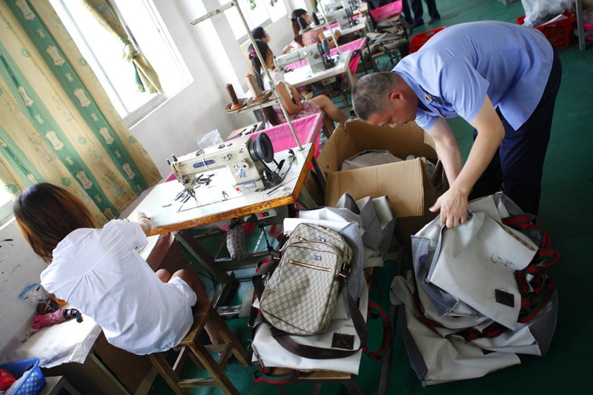 5月22日，广东惠州惠城区一家专门生产假国际名牌手袋的皮具加工厂被查。 东方IC_实拍假冒名牌包制作过程