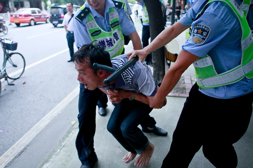 佛山警方用钢叉制伏双刀男