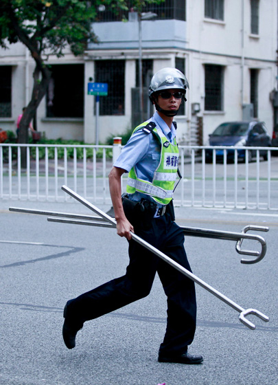 5月24日上午，广东佛山，警方出动专业的抓捕工具“神叉”。  郭继江/CFP_佛山警方用钢叉制伏“双刀男”