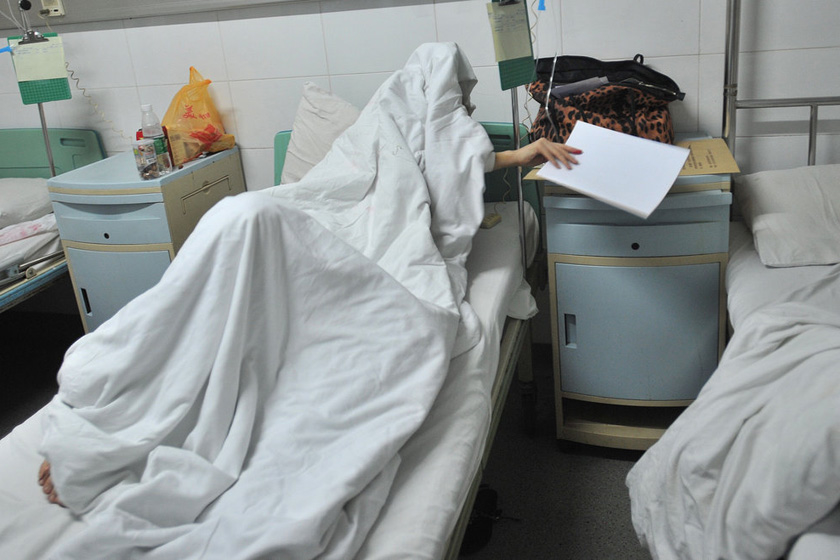 5月26日，跑车上的一名女性受伤住院。 CFP_深圳两辆跑车飙车 撞上两辆的士致3人死亡