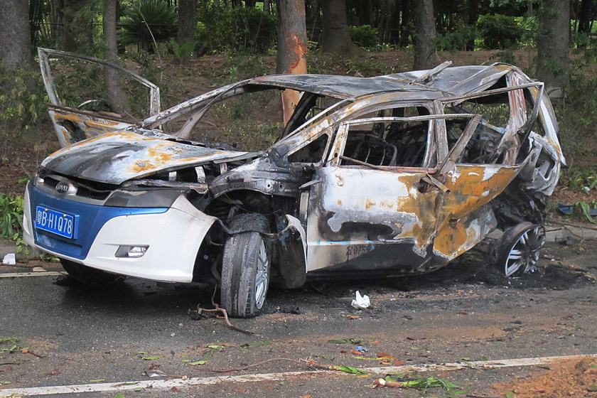5月26日，车祸现场。 北辰/CFP_深圳两辆跑车飙车 撞上两辆的士致3人死亡