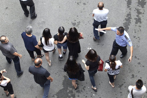 2012年5月28日，死者家属离开案情通报会现场。 东方IC