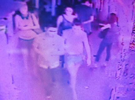 （酒吧监控视频截屏）2012年5月26日凌晨1点43分，侯某（戴墨镜者）带着三女子进入酒吧。  东方IC