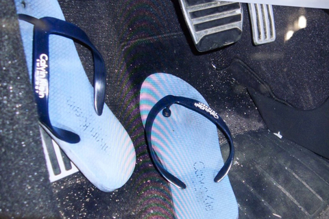 2012年5月28日，侯某肇事后光脚搭的士回大梅沙游艇会，留在跑车上的Calvin Klein人字拖鞋（CK人字拖）成为证据。 东方IC