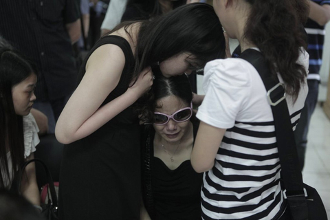 2012年5月28日，案情通报会前，死者家属在现场痛哭。 东方IC