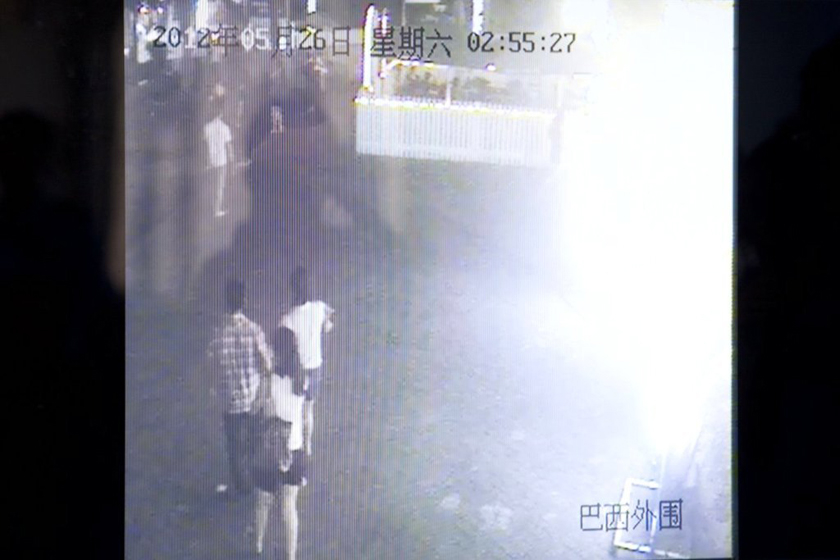 5月29日，酒吧监控视频，拍到侯某与三位女子离开的画面。 van keita/东方IC _深圳飙车案车主现身证清白